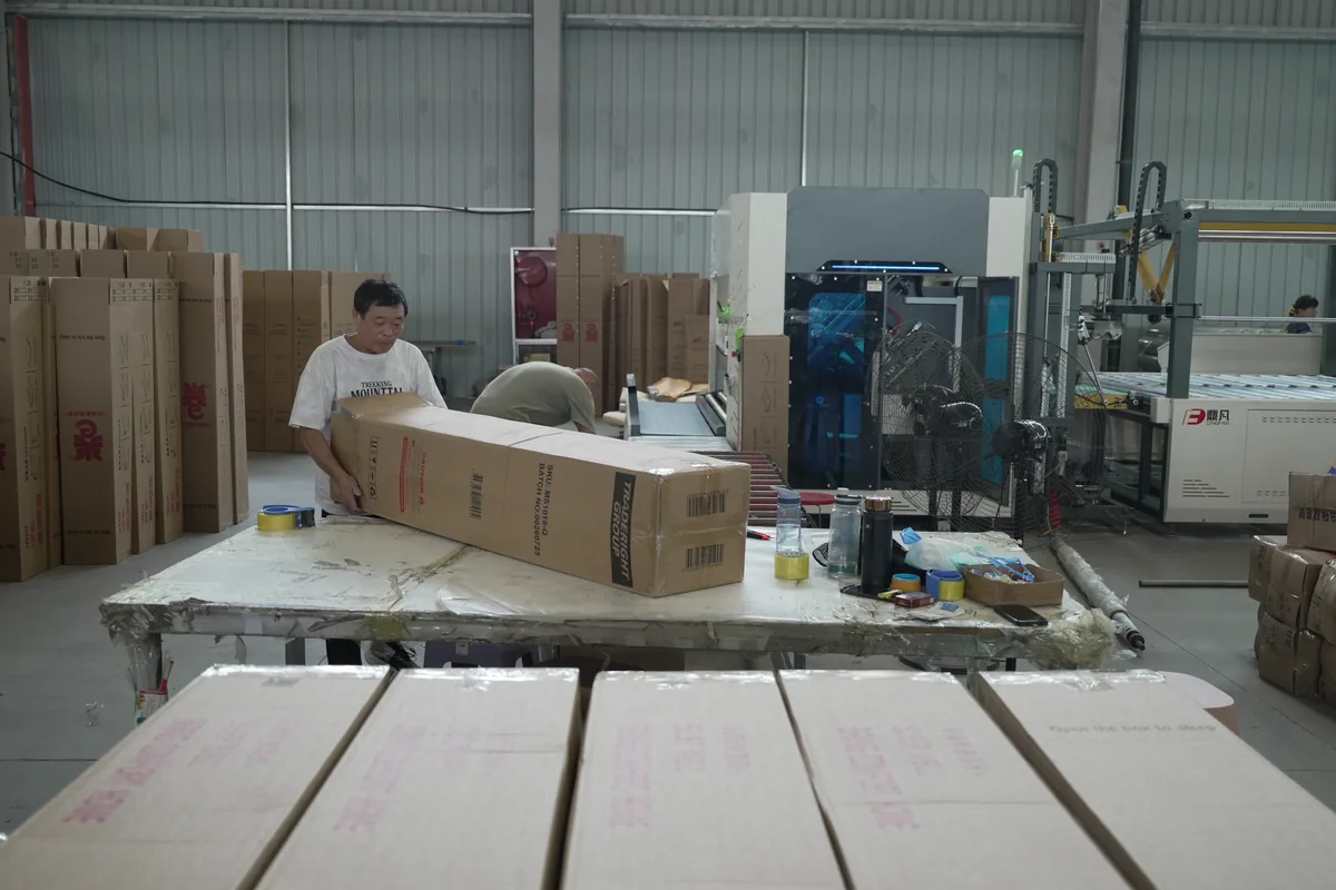 Box packaging station